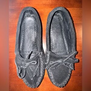 Minnetonka Moccasins Flats Black Suede Fringe Rubber Sole. Women's Size 6